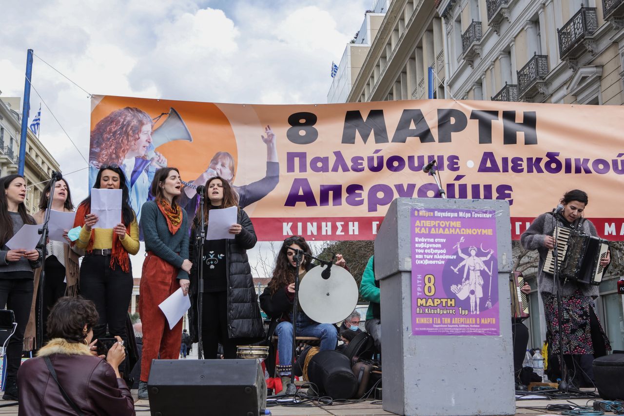 Απεργιακή συγκέντρωση και πορεία για την παγκόσμια μέρα της γυναίκας, Τρίτη 8 Μαρτίου 2022. (ΤΑΤΙΑΝΑ ΜΠΟΛΑΡΗ/EUROKINISSI)