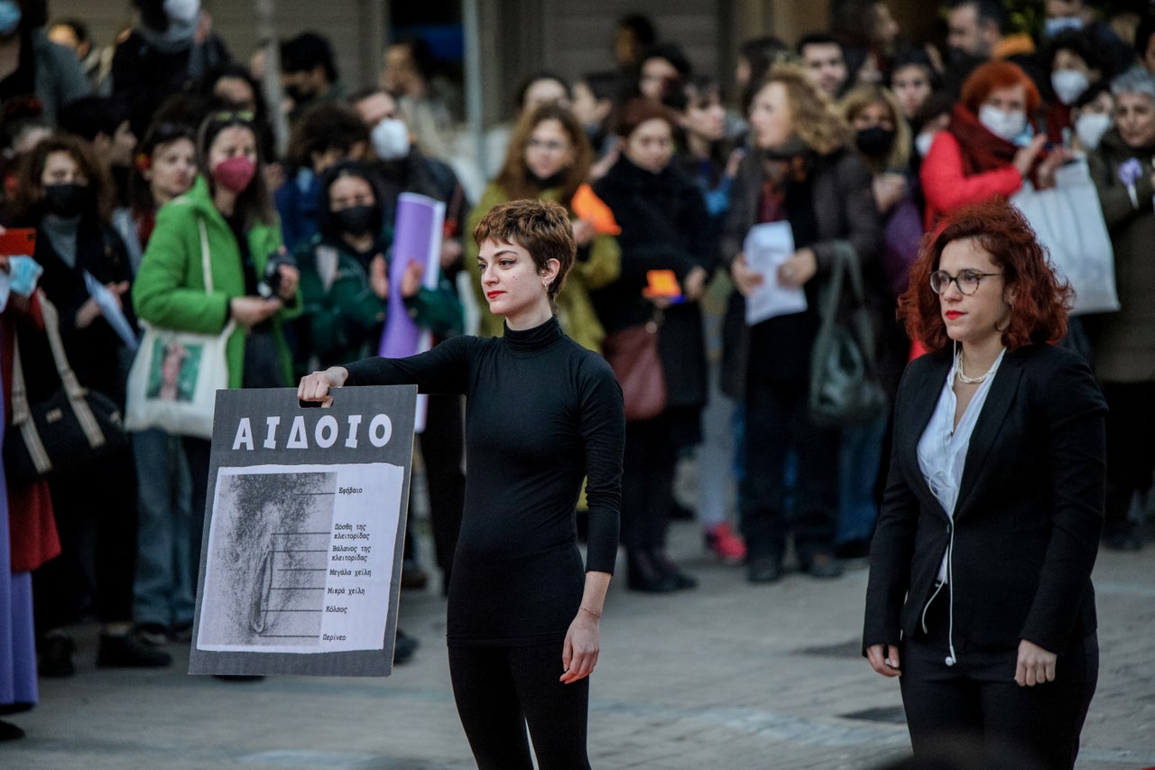 ΣΥΓΚΕΝΤΡΩΣΗ ΣΤΗ ΠΛ. ΚΛΑΥΘΜΩΝΟΣ ΚΑΙ ΠΟΡΕΙΑ ΣΤΗ ΒΟΥΛΗ ΓΙΑ ΤΗΝ ΠΑΓΚΟΣΜΙΑ ΜΕΡΑ ΤΗΣ ΓΥΝΑΙΚΑΣ. Τρίτη 8 Μαρτίου 2022 (ΑΡΓΥΡΩ ΑΝΑΣΤΑΣΙΟΥ / EUROKINISSI)