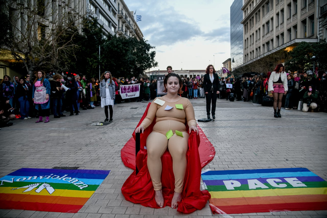 ΣΥΓΚΕΝΤΡΩΣΗ ΣΤΗ ΠΛ. ΚΛΑΥΘΜΩΝΟΣ ΚΑΙ ΠΟΡΕΙΑ ΣΤΗ ΒΟΥΛΗ ΓΙΑ ΤΗΝ ΠΑΓΚΟΣΜΙΑ ΜΕΡΑ ΤΗΣ ΓΥΝΑΙΚΑΣ. Τρίτη 8 Μαρτίου 2022 (ΜΙΧΑΛΗΣ ΚΑΡΑΓΙΑΝΝΗΣ / EUROKINISSI)