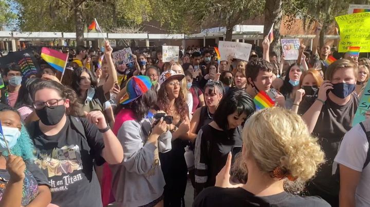 Μαθητές συγκεντρώνονται για να διαμαρτυρηθούν αφού η Βουλή των Αντιπροσώπων της Φλόριντα ενέκρινε ένα νομοσχέδιο που υποστηρίζεται από τους Ρεπουμπλικάνους που θα απαγορεύει τη συζήτηση στην τάξη για τον σεξουαλικό προσανατολισμό και την ταυτότητα φύλου, Γουίντερ Παρκ, Φλόριντα, ΗΠΑ, 7 Μαρτίου 2022