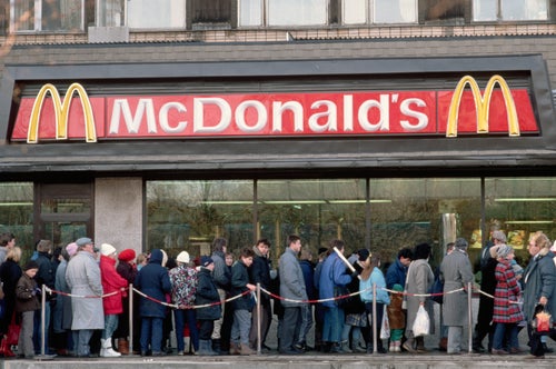 マクドナルド、ロシアで営業停止へ。ソ連時代の1号店オープン時