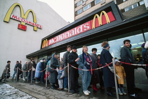 マクドナルド、ロシアで営業停止へ。ソ連時代の1号店オープン時