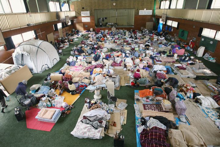 東日本大震災で避難所となった中学校（岩手・釜石市、2011年3月）