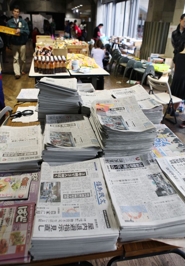 避難所に置かれた新聞（東京・足立区の東京武道館、2011年3月）
