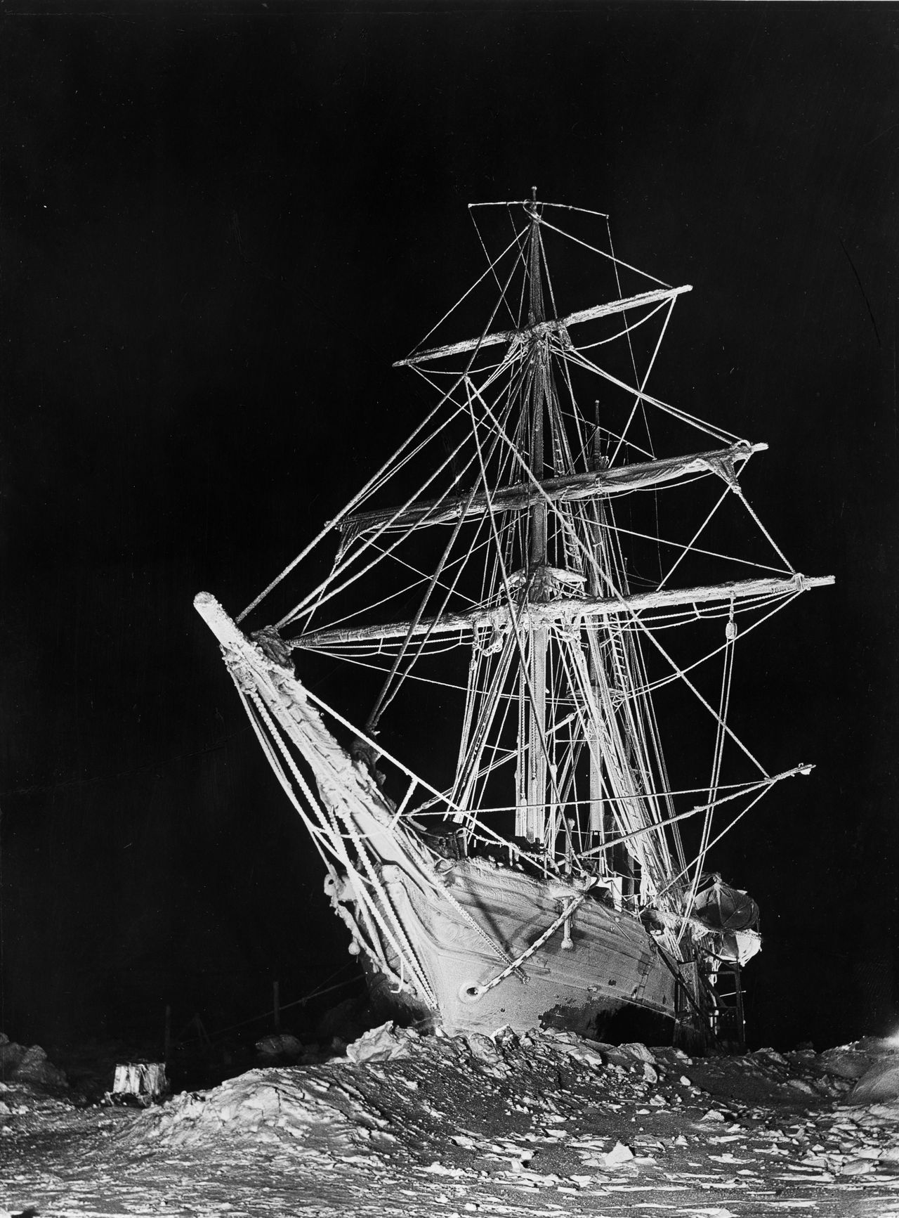 Esta imagem foi tirada por Hurley durante o inverno de 1915, usando 20 lanternas para criar um efeito de 'navio espectro', Antártica, 1915.