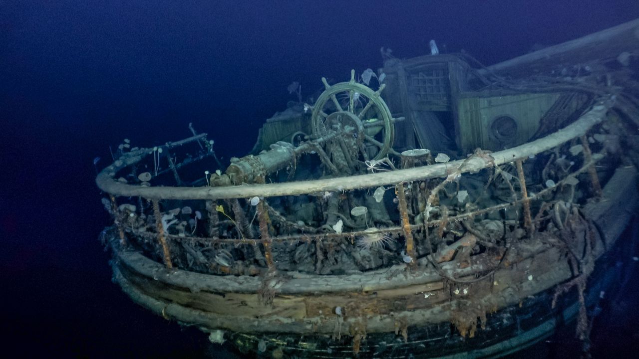 Endurance taffrail and ship's wheel, aft well deck