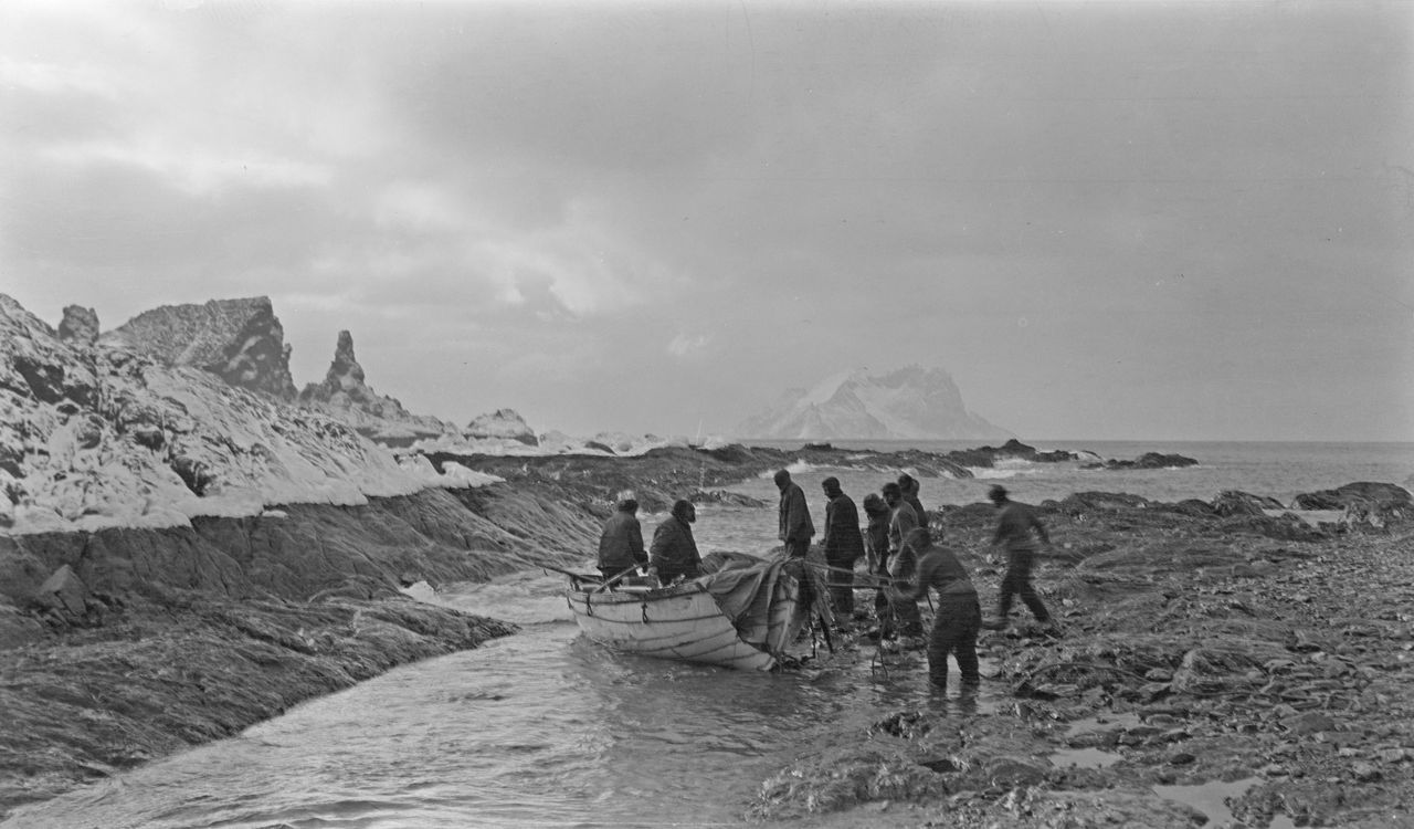 Primeiro desembarque na Ilha Elefante, Antártica, abril de 1915. Expedição Imperial Transantártica 1914-1916.