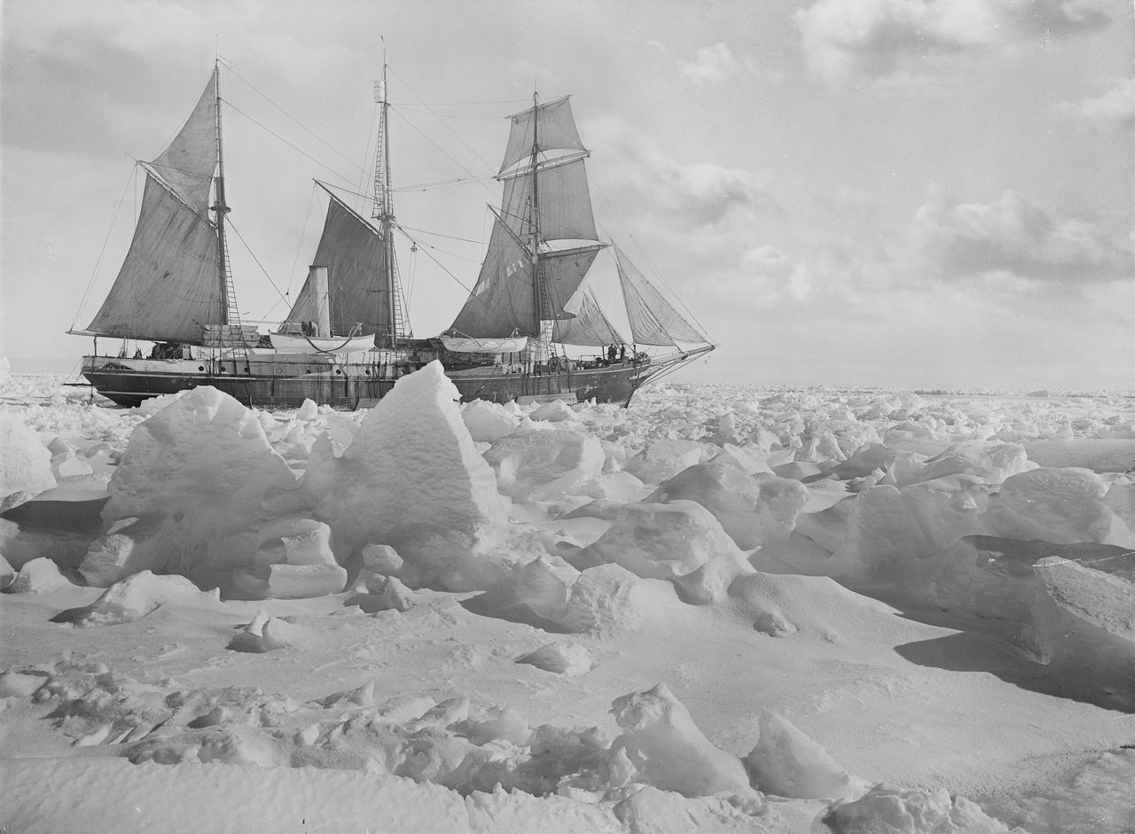 Endurance' in full sail, in the ice of Antarctica.
