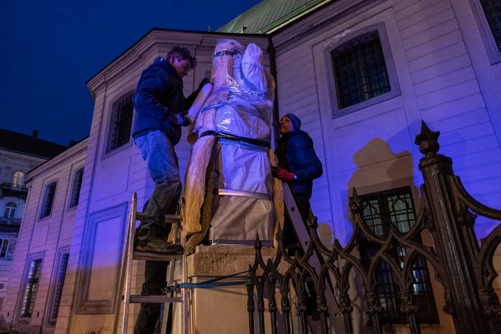 Ουκρανοί καλύπτουν τα γλυπτά του καθεδρικού ναού του Λβιβ, 3 Μαρτίου 2022 (AP Photo/Bernat Armangue)