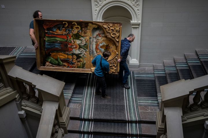 Μεταφορά του τέμπλου που απεικονίζει τον Ευαγγελισμό της Θεοτόκου στο Εθνικό Μουσείο του Λβιβ (AP Photo/Bernat Armangue)
