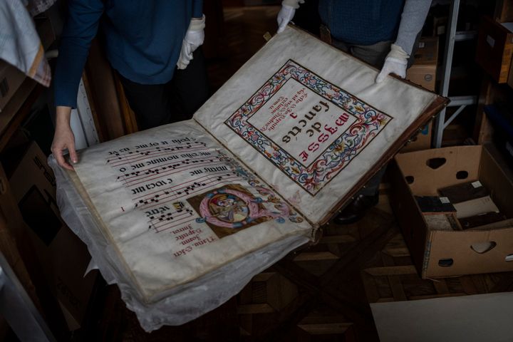 Σπάνια χειρόγραφα και παλαιές εκδόσεις απομακρύονται. Μουσείο Λβιβ, 4 Μαρτίου 2022 (AP Photo/Bernat Armangue)