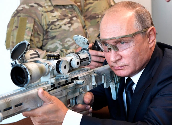 Vladimir Putin toma el rifle de un francotirador en una feria de armas en Moscú, en septiembre de 2018.
