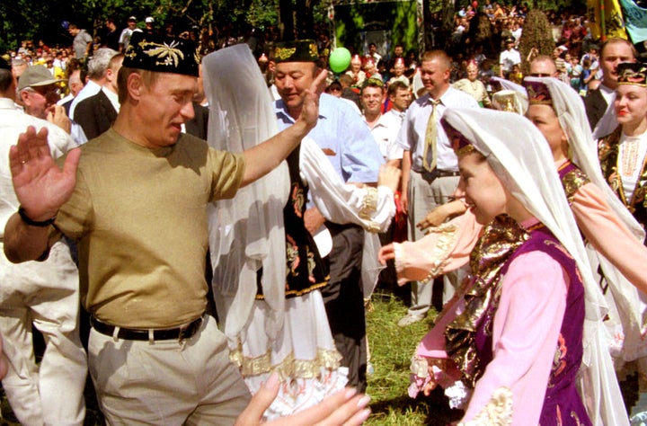 Putin baila con una niña en un festival veraniego en Kazan, en junio de 2000, poco después de su llegada a la presidencia rusa.