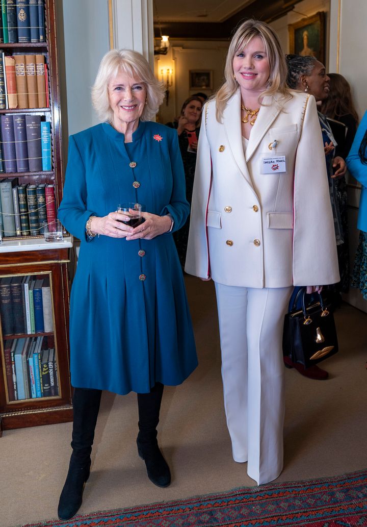 Camilla, duquesa de Cornualles, conoce a Emerald Fennell mientras organiza una recepción para conmemorar el Día Internacional de la Mujer en Clarence House el 8 de marzo en Londres.