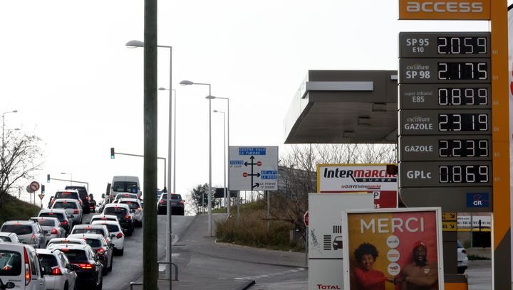 Σχεδόν τρομακτική εικόνα από τις τιμές σε πρατήριο καυσίμων στην Μασσαλία της Γαλλίας, στις 8 Μαρτίου 2022. με το λίτρο της βενζίνης να πωλείται προς 2,319 ευρώ /λίτρο. (ΑP Photo/Jean-Francois Badias)