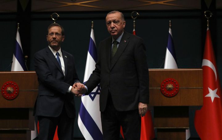 Ο Τούρκος Πρόεδρος Ρετζέπ Ταγίπ Ερντογάν, δεξιά, και ο Πρόεδρος του Ισραήλ Ισαάκ Χέρτζογκ δίνουν τα χέρια μετά από κοινή συνέντευξη Τύπου, στην Άγκυρα της Τουρκίας, Τετάρτη 9 Μαρτίου 2022. Ο Ισραηλινός Πρόεδρος Ισαάκ Χέρτζογκ έφτασε στην Τουρκία την Τετάρτη για συνομιλίες με τον Πρόεδρο Ρετζέπ Ταγίπ Ερντογάν. Γίνεται ο πρώτος ηγέτης από το Ισραήλ που επισκέφτηκε την Τουρκία εδώ και 14 χρόνια, καθώς οι δύο χώρες κινούνται για να γυρίσουν μια νέα σελίδα στις ταραγμένες σχέσεις τους.(AP Photo/Burhan Ozbilici)