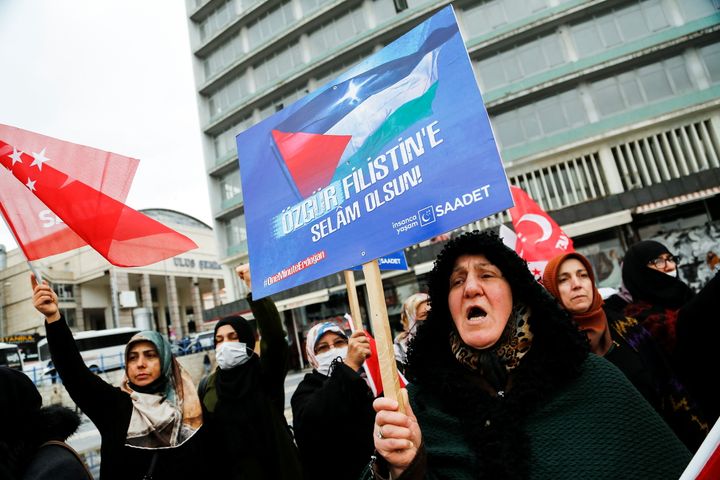 Φιλοπαλαιστίνιοι διαδηλωτές φωνάζουν συνθήματα κατά την επίσκεψη του Προέδρου του Ισραήλ Iσαακ Χέρτζογκ, στην Άγκυρα της Τουρκίας, στις 9 Μαρτίου 2022. Το σύνθημα στο πλακάτ γράφει ότι: "Χαιρετίστε την ελεύθερη Παλαιστίνη!". REUTERS/Cagla Gurdogan