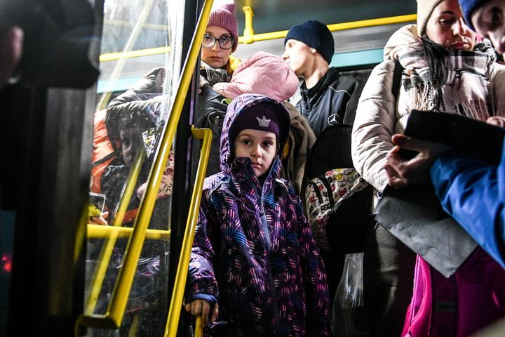 ザポリージャ原発があるウクライナ南東部のエネルホダル市から、ザポリージャ市に避難する避難民(3月9日撮影)