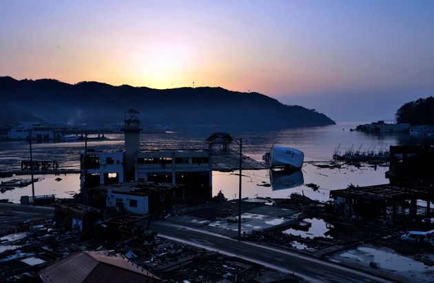 津波の被害を受けた女川港の朝焼け（2011年撮影）