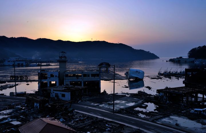 津波の被害を受けた女川港の朝焼け（2011年撮影）