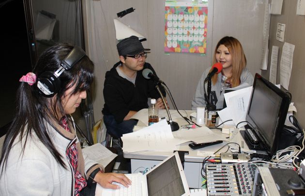 2012年の臨時災害放送局「女川さいがいFM」の放送の様子