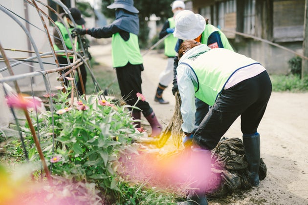 熊本豪雨の被災者支援に当たるボランティア