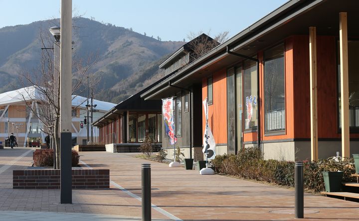 東日本大震災から5年後の2016年。津波被害を受けたJR石巻線女川駅前に作られた「シーパルピア女川」