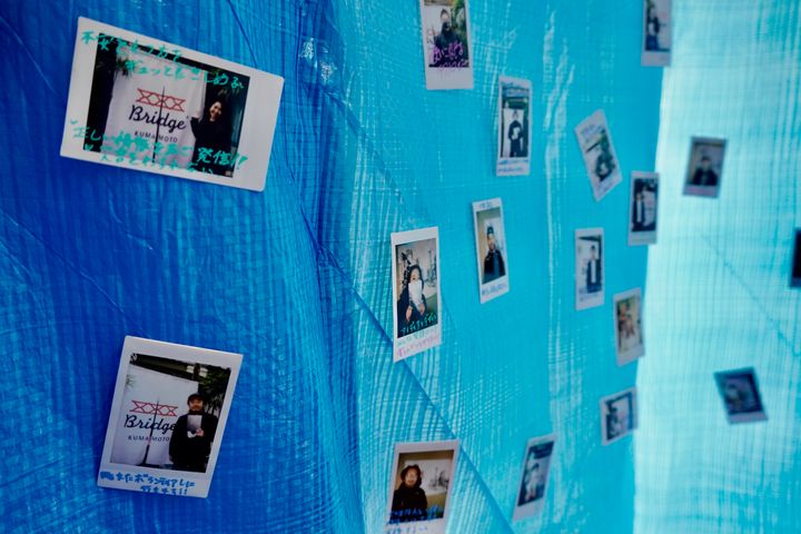 東京・新宿で開かれた熊本豪雨の写真展で、来場者が「自分にできること」を写真に書いて壁に貼る参加型の企画もあった