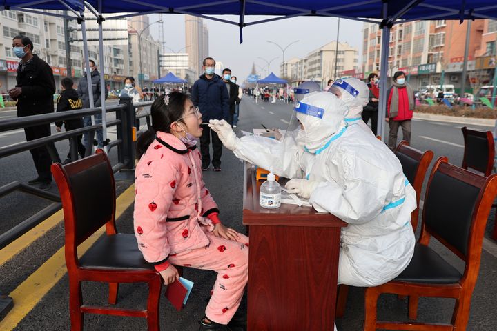 Residents of a community receive nucleic acid samples in Lianyungang City, East China's Jiangsu Province, on March 10, 2022. 