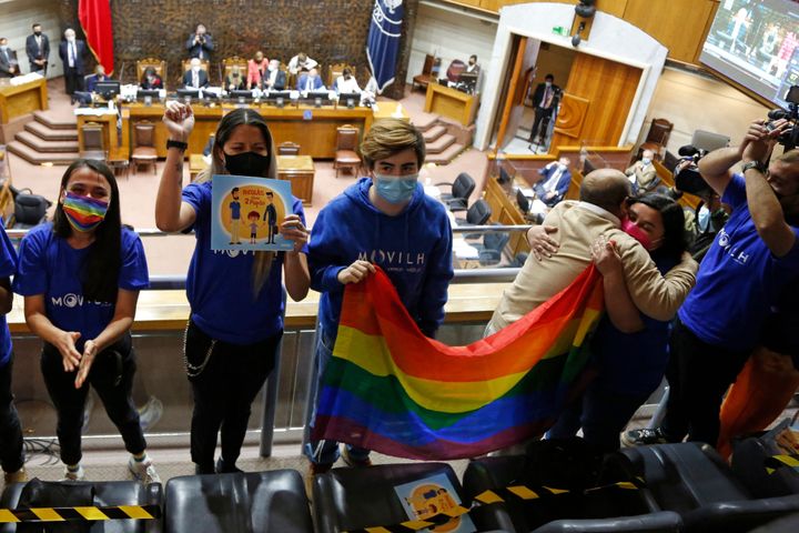 Se legaliza en el Senado chileno el matrimonio de personas del mismo sexo. El 7 de diciembre de 2021. 
