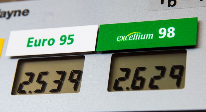 Σάσενχαϊμ, Ολλανδία 10 Μαρτίου 2022. Οι τιμές στα πρατήρια καυσίμων «τα σπάνε», με την τιμή της βενζίνης πάνω από 2,5 ευρώ/λίτρο. Οι αναλυτές προβλέπουν ότι οι τιμές θα συνεχίσουν να ανεβαίνουν λόγω του πολέμου στην Ουκρανία. (Photo by Michel Porro/Getty Images)