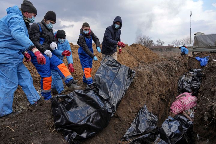 Σοροί νεκρών τοποθετούνται σε ομαδικό τάφο στα περίχωρα της Μαριούπλης, στις 9 Μαρτίου 2022, καθώς οι κάτοικοι δηλώνουν ότι αδυνατούν να θάψουν τους νεκρούς τους, υπό τους διαρκείς ρωσικούς βομβαρδισμούς. (AP Photo/Evgeniy Maloletka)