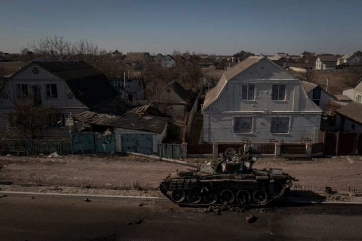 Ένα κατεστραμμένο τανκ φαίνεται μετά από μάχες μεταξύ ουκρανικών και ρωσικών δυνάμεων σε κεντρικό δρόμο κοντά στο Mπροβάρι, βόρεια του Κιέβου, Ουκρανία, Πέμπτη 10 Μαρτίου 2022. (AP Photo/Felipe Dana)