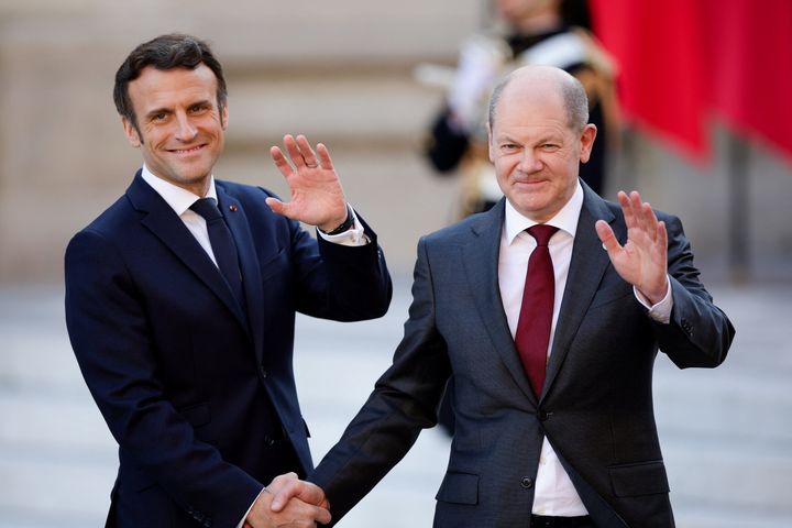 Ο Γάλλος Πρόεδρος Εμανουέλ Μακρόν καλωσορίζει τον Γερμανό Καγκελάριο Όλαφ Σολτς καθώς φτάνει για να παραστεί σε μια άτυπη σύνοδο κορυφής των ηγετών της ΕΕ στο Πύργο των Βερσαλλιών (Παλάτι των Βερσαλλιών), εν μέσω της εισβολής της Ρωσίας στην Ουκρανία, στις Βερσαλλίες, κοντά στο Παρίσι, Γαλλία, 10 Μαρτίου 2022. REUTERS /Sarah Meyssonnier