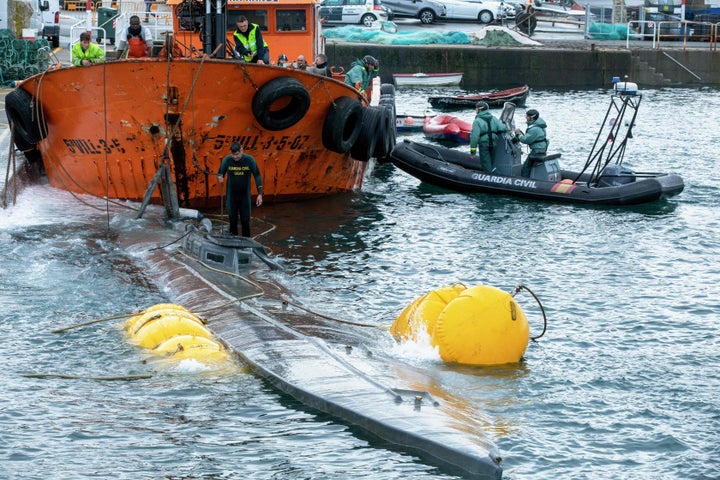 Agentes de la Guardia Civil y de Aduanas reflotan el narcosubmarino que fue interceptado en la ría de Aldán, a finales de 2019.