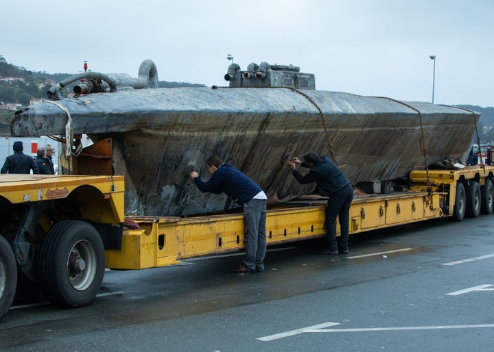 El narcosubmarino, tras ser reflotado y llevado a puerto en Cangas do Morrazo (Pontevedra).