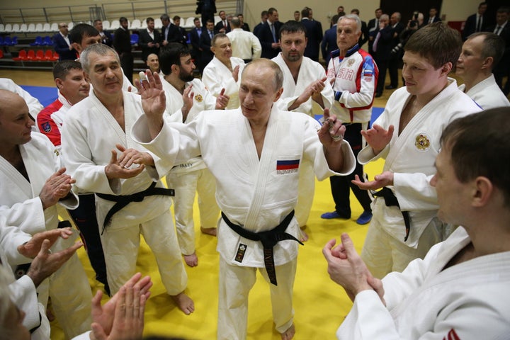 Putin, rodeado por el equipo nacional de judo en Sochi (Rusia), el 14 de febrero de 2014.