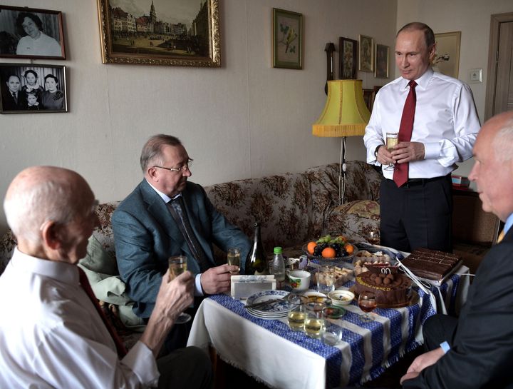 Putin, en el 90 cumpleaños de Lazar Matveev, quien fue su supervisor en el KGB. El 8 de mayo de 2017 a las afueras de Moscú.