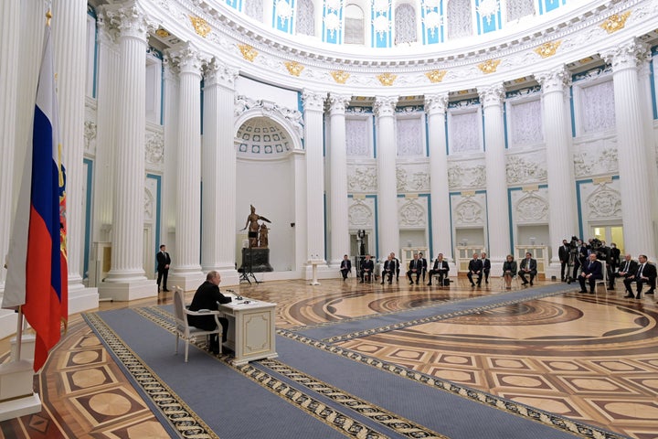 Vladimir Putin, reunido con los miembros del Consejo de Seguridad en Moscú, el 21 de febrero.