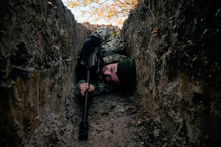 Ουκρανός στρατιώτης στα χαρακώματα