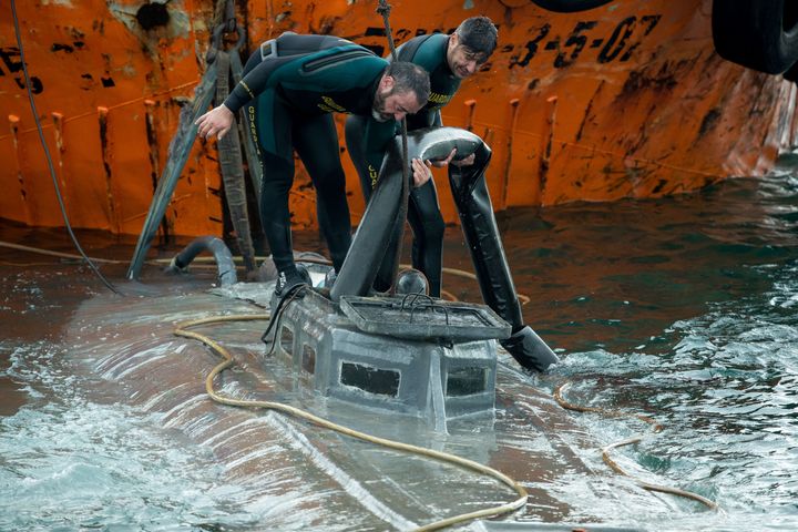 Agentes de la Guardia Civil, durante las tareas para reflotar el narcosubmarino.