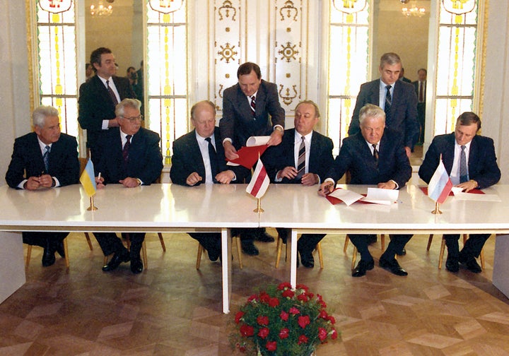 El presidente ruso Boris Yeltsin, con el ucraniano Leonid Kravchuk, y el bielorruso Stanislav Shushkevich, firmando en 1991 el Tratado de Belavezha, que puso fin de la URSS, en Viskuli (Bielorrusia).
