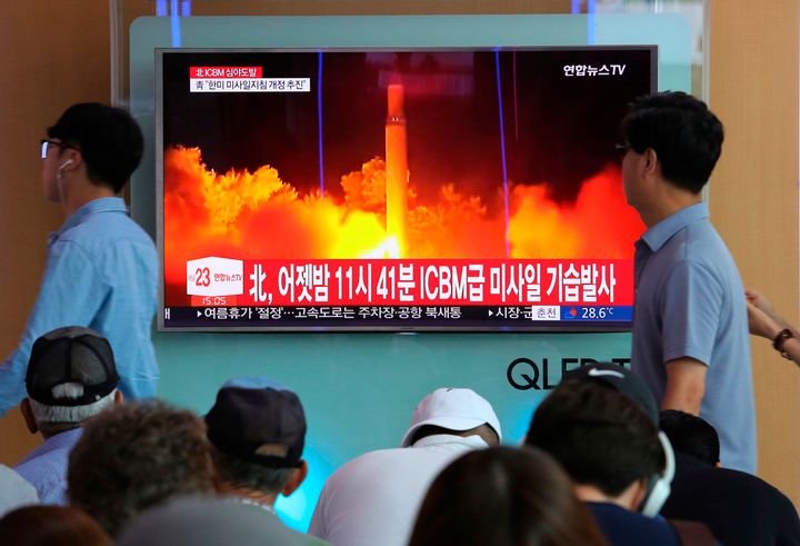 韓国・ソウルで、北朝鮮の大陸間弾道ミサイル（ICBM）の発射実験の映像を流すテレビのニュース番組を見る人々（2017年7月29日撮影）