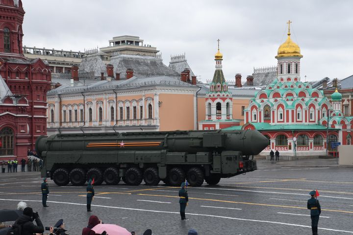 モスクワで行われたロシアの軍事パレードで披露された大陸間弾道ミサイル（ICBM）「ヤルス」（2021年5月9日撮影）