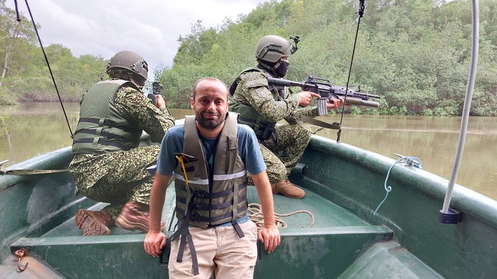 Javier Romero, en Colombia, con una patrulla de la Armada en una zona de construcción de narcosubmarinos, durante la grabación del documental 'Operación Marea Negra: la travesía suicida'.