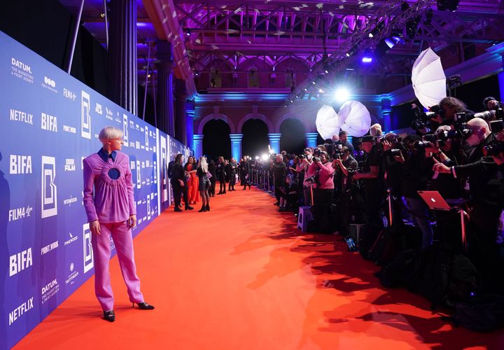Η Εμμα Κόριν φθάνει στα 24α Βρετανικά Βραβεία Ανεξάρτητου Κινηματογράφου, στις 5 Δεκεμβρίου 2021 στο Λονδίνο. 
