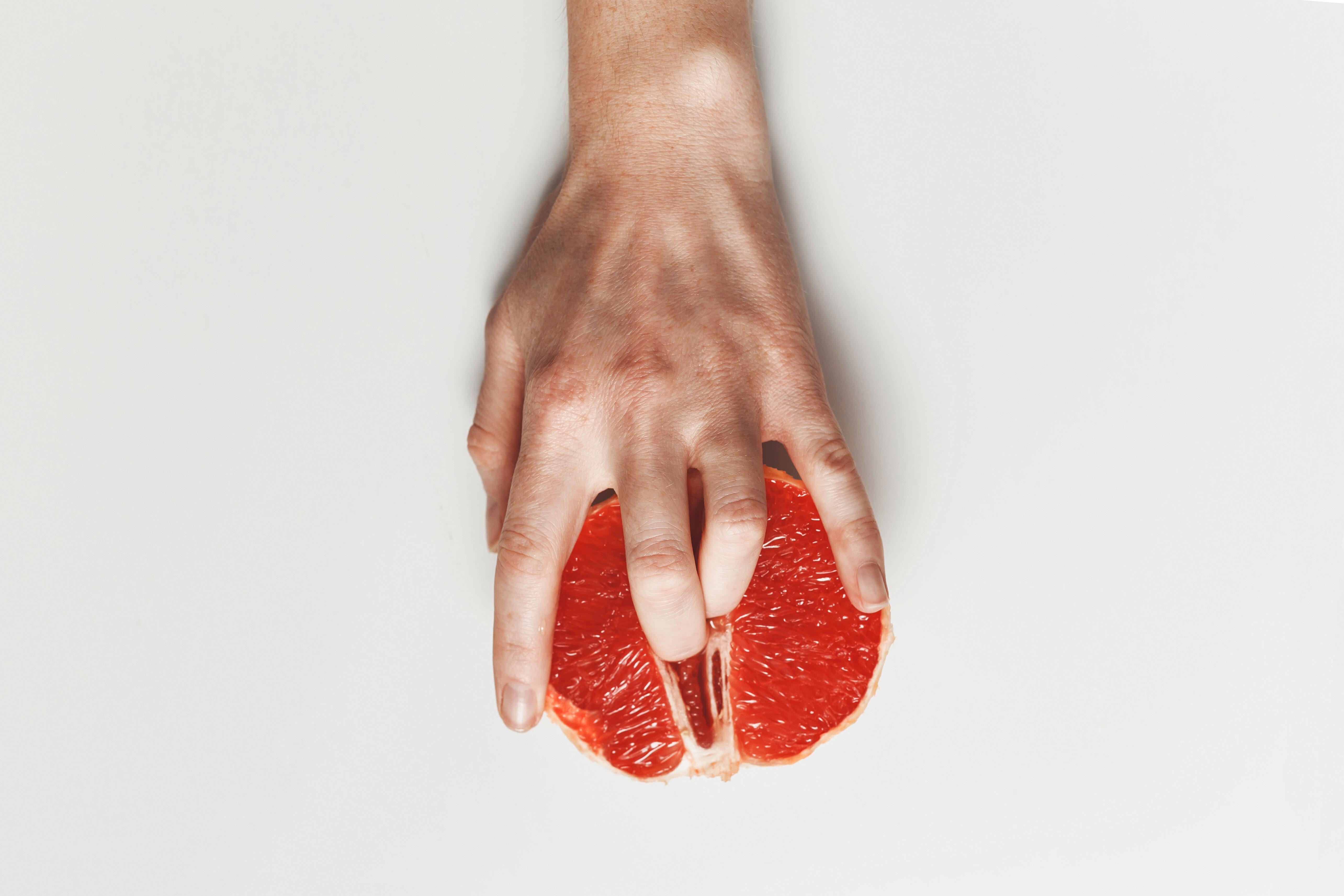 Удовлетворение пальцами. Пальцы в грейпфруте. Женская рука в грейпфруте. Грейпфрут в руке. Женские пальцы в грейпфруте.
