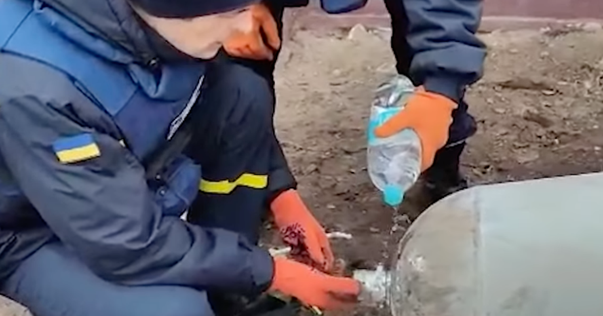 2 Ukrainians Calmly Defuse Unexploded Russian Bomb In Heart-Pounding ...