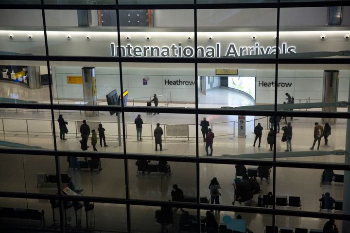 26 Ιανουαρίου 2021. Ταξιδιώτες στο αεροδρόμιο Χίθροου του Λονδίνου στη διάρκεια του λοκντάουν για τον κορονοϊό. Η ανάκαμψη των διεθνών μεταφορών αποτελεί κλειδί για την οικονομική ανάκαμψη της Ευρώπης και ειδικά για χώρες με μεγάλα έσοδα από τον τουρισμό. (AP Photo/Matt Dunham, FILE)