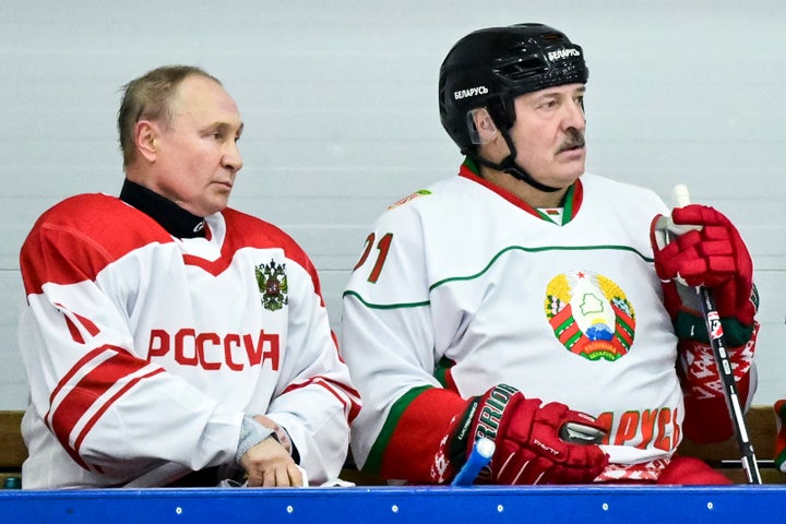 Vladimir Putin y Alexander Lukashenko, el pasado 29 de diciembre, en un descanso del partido de hockey que disputaron en Strelna, Rusia.